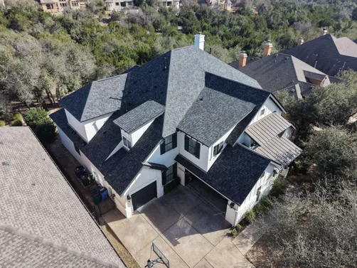 Gray shingle roof and white home from Zilker Roofing’s Williamsburg Gray replacement project
